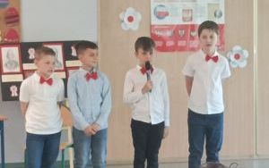 Uczniowie Szkoły Podstawowej im. S. Żeromskiego w Palowicach podczas występu z okazji świąt majowych. (3)