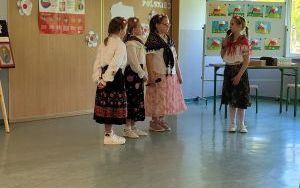 Uczniowie Szkoły Podstawowej im. S. Żeromskiego w Palowicach podczas występu z okazji świąt majowych. (6)
