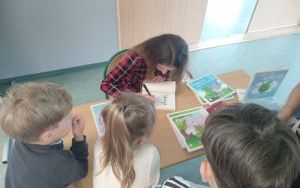 Młodsi uczniowie naszej szkoły w trakcie spotkania autorskiego. (1)
