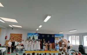 Uczniowie szkoły w czasie wystawiania jasełek (1)