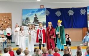 Uczniowie szkoły w czasie wystawiania jasełek (4)