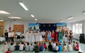 Uczniowie szkoły w czasie wystawiania jasełek (5)