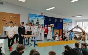 Uczniowie szkoły w czasie wystawiania jasełek (6)