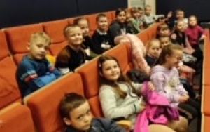Przedszkolaki oraz uczniowie klas I-III na spektaklu pt.