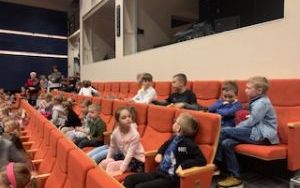Przedszkolaki oraz uczniowie klas I-III na spektaklu pt.