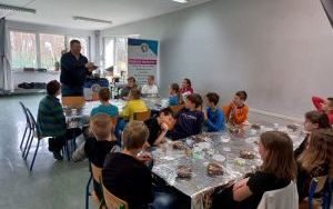 Uczniowie w trakcie warsztatów czekoladowych (4)