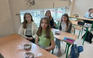 Uczniowie w trakcie warsztatów czekoladowych (2)