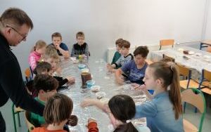 Uczniowie w trakcie warsztatów czekoladowych (5)