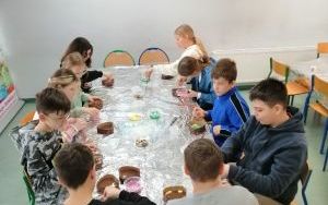 Uczniowie w trakcie warsztatów czekoladowych (3)