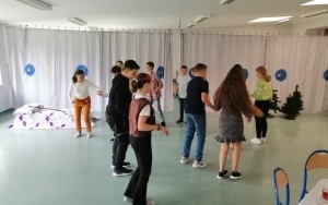Uczniowie w trakcie występów na uroczystości z okazji dnia matki. (9)