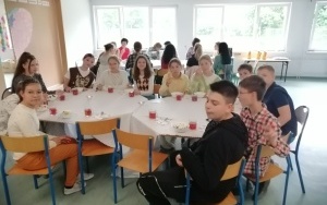 Uczniowie w trakcie uroczystości dnia matki w klasie VI