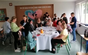 Upominki wykonane przez uczniów oraz ich wręczanie mamom. (1)