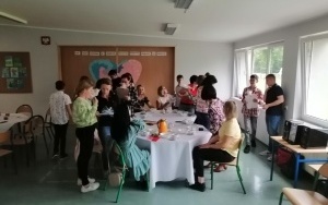 Upominki wykonane przez uczniów oraz ich wręczanie mamom. (3)