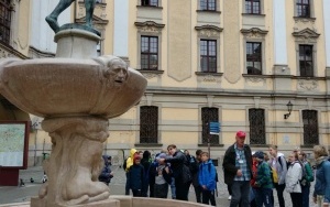 Uczniowie klas czwartej i piątej podczas wycieczki do Wrocławia. (1)