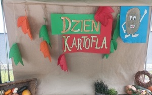 społeczność lokalna w trakcie festynu z okazji Dnia Kartofla