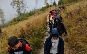 Społeczność szkolna w trakcie rajdu górskiego (2)