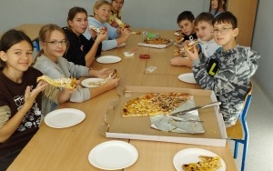 Uczniowie klas w trakcie klasowych obchodów dnia chłopaka (7)
