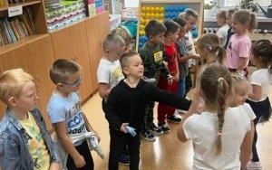 Uczniowie klas w trakcie klasowych obchodów dnia chłopaka (2)