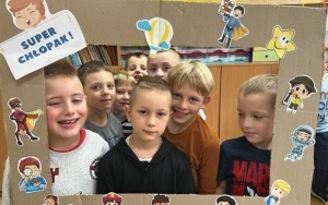 Uczniowie klas w trakcie klasowych obchodów dnia chłopaka (1)
