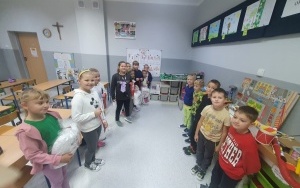 Uczniowie klas w trakcie klasowych obchodów dnia chłopaka (3)