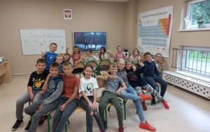 Uczniowie klas w trakcie klasowych obchodów dnia chłopaka (1)