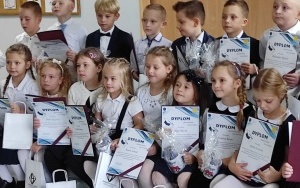 Pierwszoklasiści w trakcie uroczystości pasowania  (10)