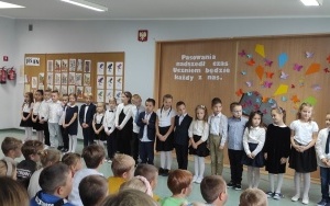 Pierwszoklasiści w trakcie uroczystości pasowania  (14)