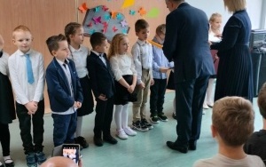 Pierwszoklasiści w trakcie uroczystości pasowania (15)