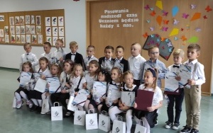 Pierwszoklasiści w trakcie uroczystości pasowania  (16)