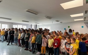 Społeczność szkolna w trakcie obchodów Dnia Życzliwości (3)