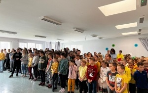 Społeczność szkolna w trakcie obchodów Dnia Życzliwości (4)