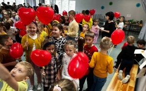 Społeczność szkolna w trakcie obchodów Dnia Życzliwości (5)