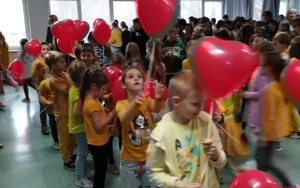 Społeczność szkolna w trakcie obchodów Dnia Życzliwości (12)
