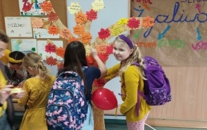 Społeczność szkolna w trakcie obchodów Dnia Życzliwości (9)