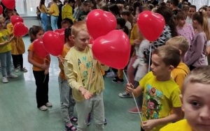 Społeczność szkolna w trakcie obchodów Dnia Życzliwości (13)