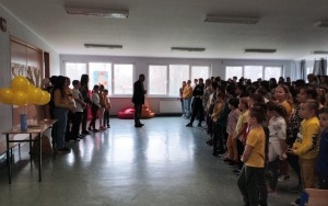 Społeczność szkolna w trakcie obchodów Dnia Życzliwości (2)