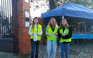 Uczniowie szkoły w trakcie akcji Zapalmy Płomyk Nadziei (1)