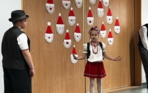 Społeczność szkolna w trakcie obchodów dnia Świętego Mikołaja (12)