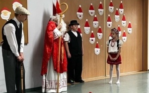 Społeczność szkolna w trakcie obchodów dnia Świętego Mikołaja (11)