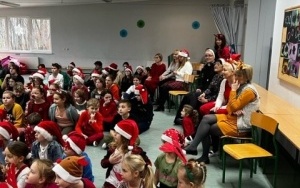Społeczność szkolna w trakcie obchodów dnia Świętego Mikołaja (13)