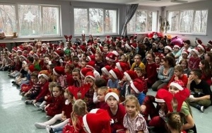 Społeczność szkolna w trakcie obchodów dnia Świętego Mikołaja (14)