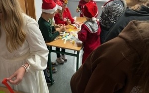 Społeczność szkolna w trakcie obchodów dnia Świętego Mikołaja (3)