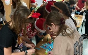 Społeczność szkolna w trakcie obchodów dnia Świętego Mikołaja (4)