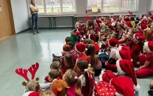 Społeczność szkolna w trakcie obchodów dnia Świętego Mikołaja (5)