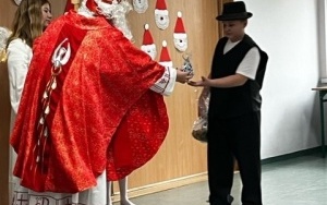 Społeczność szkolna w trakcie obchodów dnia Świętego Mikołaja (6)
