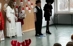 Społeczność szkolna w trakcie obchodów dnia Świętego Mikołaja (7)
