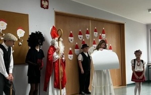 Społeczność szkolna w trakcie obchodów dnia Świętego Mikołaja (9)