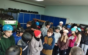 Uczniowie klas VII i VIII w trakcie wyjazdu na lodowisko do Pawłowic (2)