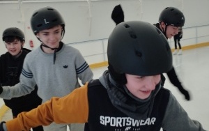 Uczniowie klas VII i VIII w trakcie wyjazdu na lodowisko do Pawłowic (6)