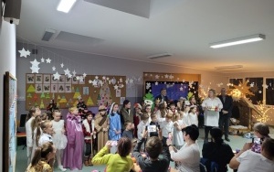 Uczniowie w trakcie przedstawienia jasełkowego. (1)